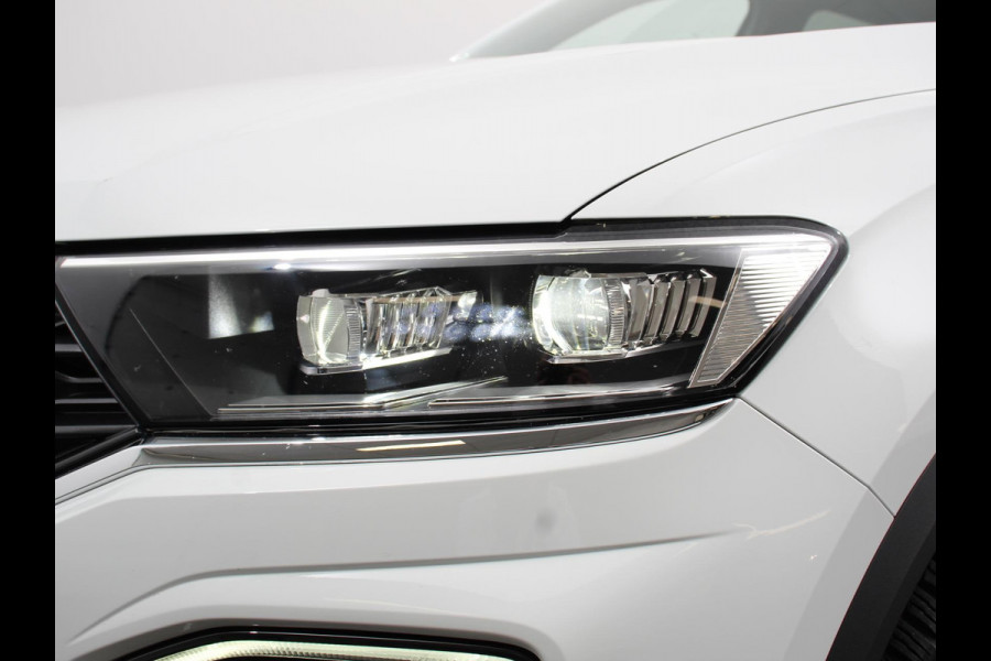 Volkswagen T-Roc 1.5 TSI Sport R-Design Automaat Navigatie Stoelverwarming Afneembare trekhaak Sfeerverlichting LED Lichtmetalen velgen Adaptieve cruise control Apple Carplay/ Andriod Auto Digitale cockpit