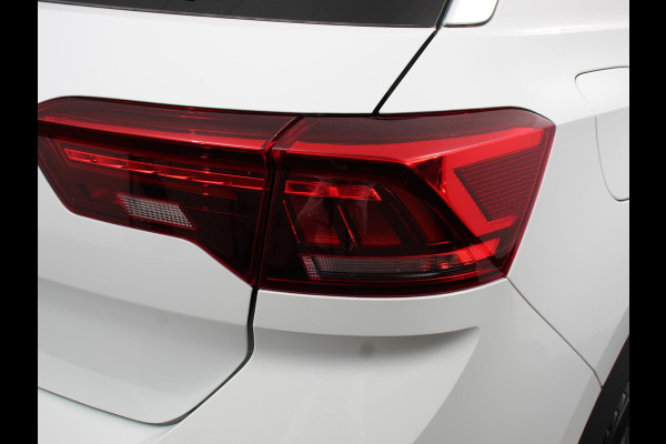 Volkswagen T-Roc 1.5 TSI Sport R-Design Automaat Navigatie Stoelverwarming Afneembare trekhaak Sfeerverlichting LED Lichtmetalen velgen Adaptieve cruise control Apple Carplay/ Andriod Auto Digitale cockpit