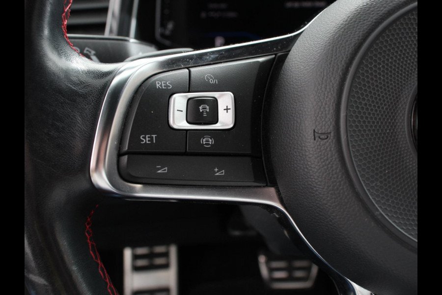 Volkswagen T-Roc 1.5 TSI Sport R-Design Automaat Navigatie Stoelverwarming Afneembare trekhaak Sfeerverlichting LED Lichtmetalen velgen Adaptieve cruise control Apple Carplay/ Andriod Auto Digitale cockpit