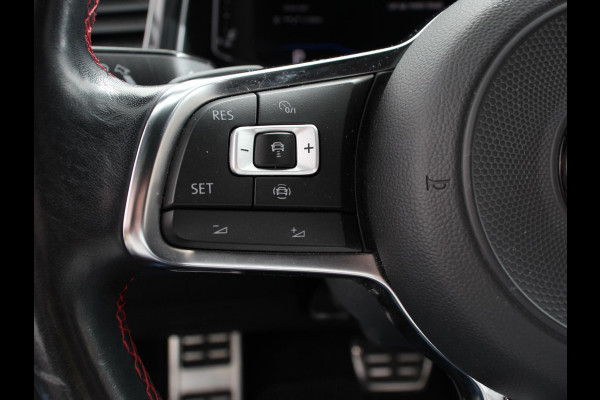 Volkswagen T-Roc 1.5 TSI Sport R-Design Automaat Navigatie Stoelverwarming Afneembare trekhaak Sfeerverlichting LED Lichtmetalen velgen Adaptieve cruise control Apple Carplay/ Andriod Auto Digitale cockpit