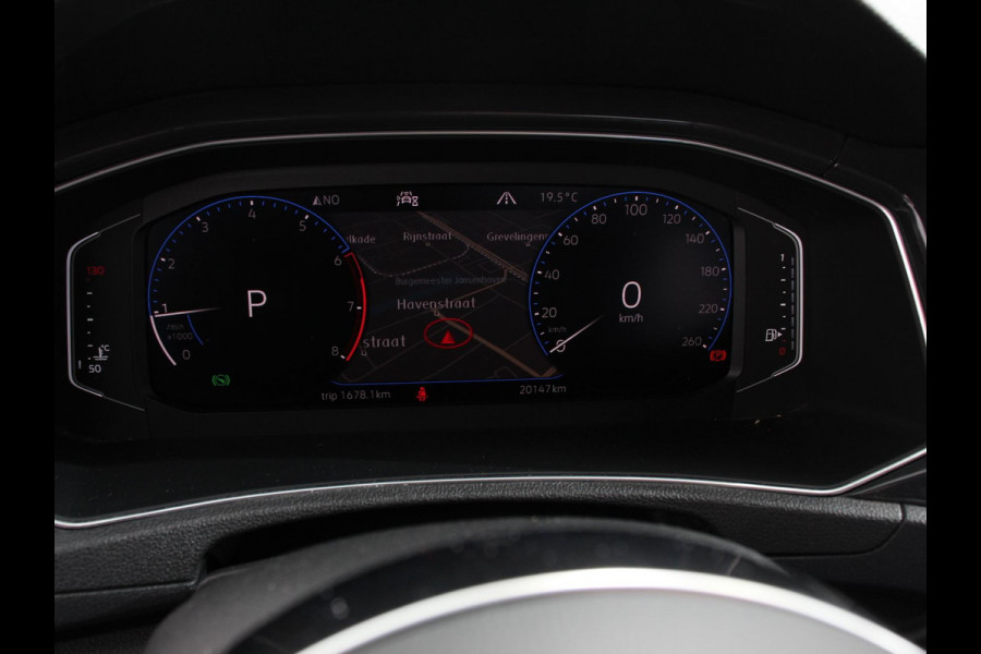 Volkswagen T-Roc 1.5 TSI Sport R-Design Automaat Navigatie Stoelverwarming Afneembare trekhaak Sfeerverlichting LED Lichtmetalen velgen Adaptieve cruise control Apple Carplay/ Andriod Auto Digitale cockpit