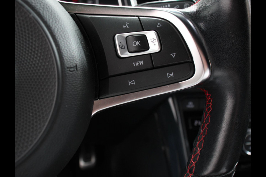 Volkswagen T-Roc 1.5 TSI Sport R-Design Automaat Navigatie Stoelverwarming Afneembare trekhaak Sfeerverlichting LED Lichtmetalen velgen Adaptieve cruise control Apple Carplay/ Andriod Auto Digitale cockpit