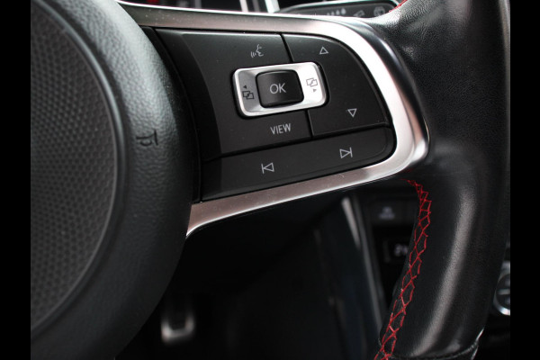 Volkswagen T-Roc 1.5 TSI Sport R-Design Automaat Navigatie Stoelverwarming Afneembare trekhaak Sfeerverlichting LED Lichtmetalen velgen Adaptieve cruise control Apple Carplay/ Andriod Auto Digitale cockpit