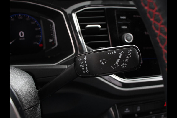 Volkswagen T-Roc 1.5 TSI Sport R-Design Automaat Navigatie Stoelverwarming Afneembare trekhaak Sfeerverlichting LED Lichtmetalen velgen Adaptieve cruise control Apple Carplay/ Andriod Auto Digitale cockpit