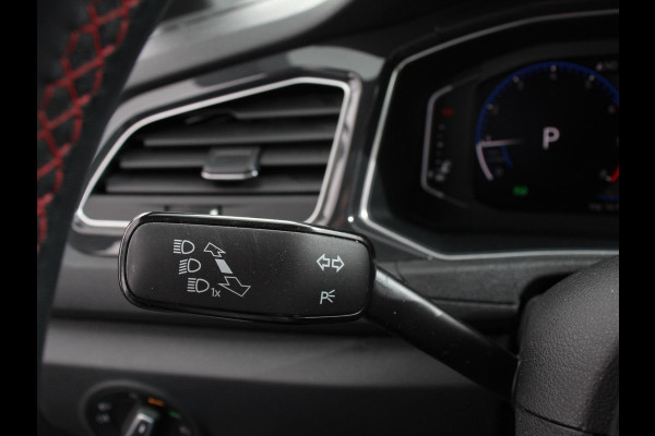 Volkswagen T-Roc 1.5 TSI Sport R-Design Automaat Navigatie Stoelverwarming Afneembare trekhaak Sfeerverlichting LED Lichtmetalen velgen Adaptieve cruise control Apple Carplay/ Andriod Auto Digitale cockpit