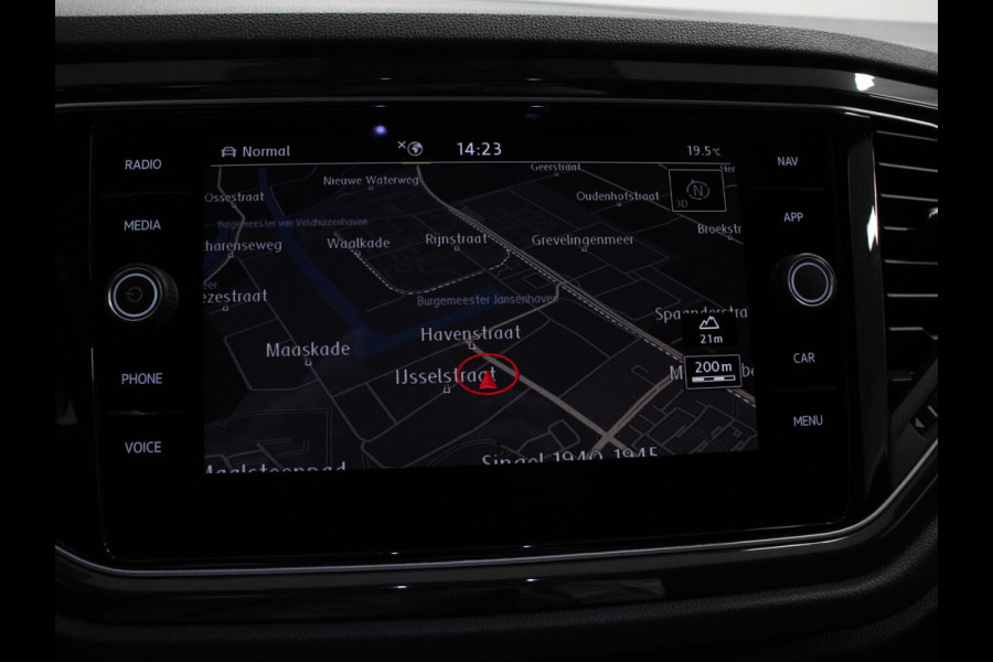 Volkswagen T-Roc 1.5 TSI Sport R-Design Automaat Navigatie Stoelverwarming Afneembare trekhaak Sfeerverlichting LED Lichtmetalen velgen Adaptieve cruise control Apple Carplay/ Andriod Auto Digitale cockpit