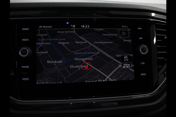 Volkswagen T-Roc 1.5 TSI Sport R-Design Automaat Navigatie Stoelverwarming Afneembare trekhaak Sfeerverlichting LED Lichtmetalen velgen Adaptieve cruise control Apple Carplay/ Andriod Auto Digitale cockpit