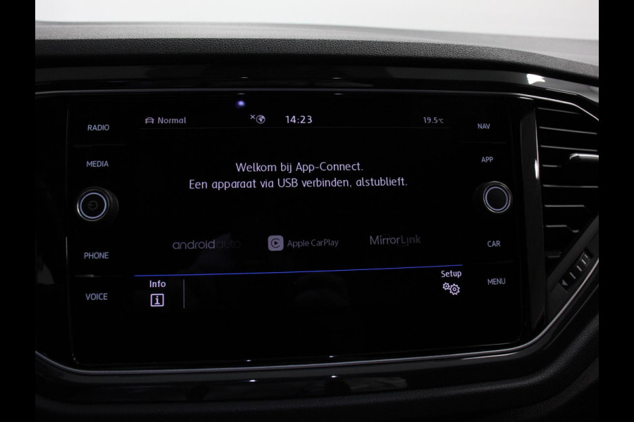 Volkswagen T-Roc 1.5 TSI Sport R-Design Automaat Navigatie Stoelverwarming Afneembare trekhaak Sfeerverlichting LED Lichtmetalen velgen Adaptieve cruise control Apple Carplay/ Andriod Auto Digitale cockpit