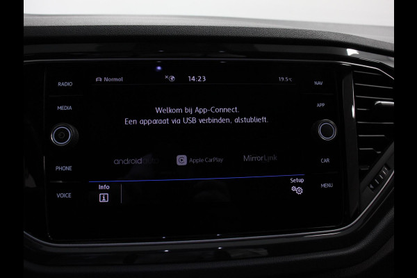 Volkswagen T-Roc 1.5 TSI Sport R-Design Automaat Navigatie Stoelverwarming Afneembare trekhaak Sfeerverlichting LED Lichtmetalen velgen Adaptieve cruise control Apple Carplay/ Andriod Auto Digitale cockpit
