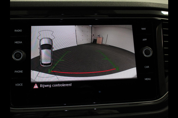 Volkswagen T-Roc 1.5 TSI Sport R-Design Automaat Navigatie Stoelverwarming Afneembare trekhaak Sfeerverlichting LED Lichtmetalen velgen Adaptieve cruise control Apple Carplay/ Andriod Auto Digitale cockpit