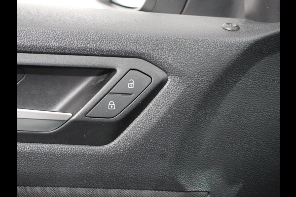 Volkswagen T-Roc 1.5 TSI Sport R-Design Automaat Navigatie Stoelverwarming Afneembare trekhaak Sfeerverlichting LED Lichtmetalen velgen Adaptieve cruise control Apple Carplay/ Andriod Auto Digitale cockpit