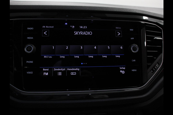 Volkswagen T-Roc 1.5 TSI Sport R-Design Automaat Navigatie Stoelverwarming Afneembare trekhaak Sfeerverlichting LED Lichtmetalen velgen Adaptieve cruise control Apple Carplay/ Andriod Auto Digitale cockpit