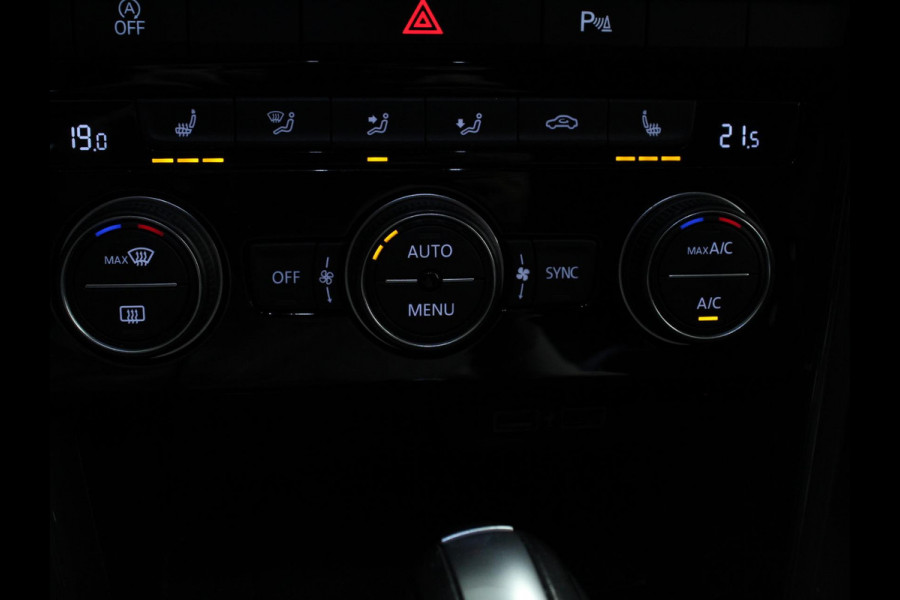 Volkswagen T-Roc 1.5 TSI Sport R-Design Automaat Navigatie Stoelverwarming Afneembare trekhaak Sfeerverlichting LED Lichtmetalen velgen Adaptieve cruise control Apple Carplay/ Andriod Auto Digitale cockpit