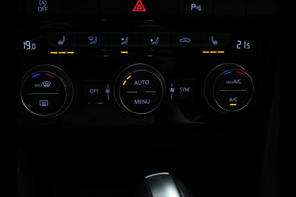 Volkswagen T-Roc 1.5 TSI Sport R-Design Automaat Navigatie Stoelverwarming Afneembare trekhaak Sfeerverlichting LED Lichtmetalen velgen Adaptieve cruise control Apple Carplay/ Andriod Auto Digitale cockpit