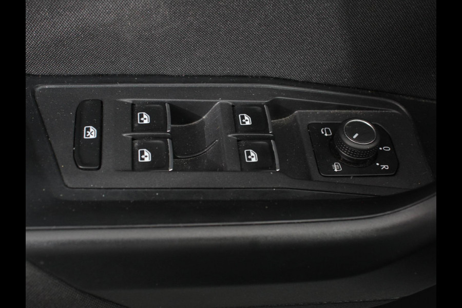Volkswagen T-Roc 1.5 TSI Sport R-Design Automaat Navigatie Stoelverwarming Afneembare trekhaak Sfeerverlichting LED Lichtmetalen velgen Adaptieve cruise control Apple Carplay/ Andriod Auto Digitale cockpit