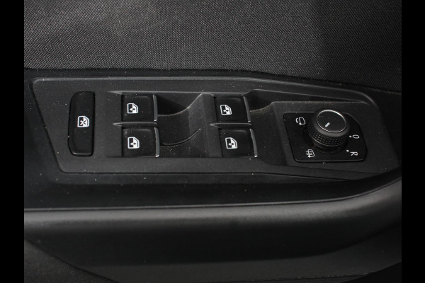 Volkswagen T-Roc 1.5 TSI Sport R-Design Automaat Navigatie Stoelverwarming Afneembare trekhaak Sfeerverlichting LED Lichtmetalen velgen Adaptieve cruise control Apple Carplay/ Andriod Auto Digitale cockpit