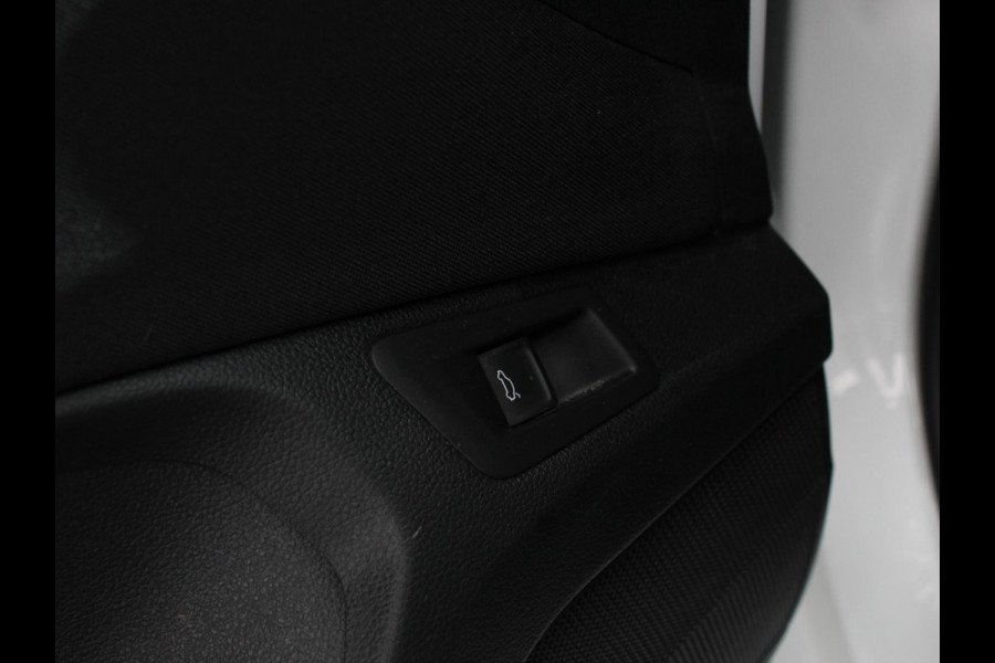 Volkswagen T-Roc 1.5 TSI Sport R-Design Automaat Navigatie Stoelverwarming Afneembare trekhaak Sfeerverlichting LED Lichtmetalen velgen Adaptieve cruise control Apple Carplay/ Andriod Auto Digitale cockpit