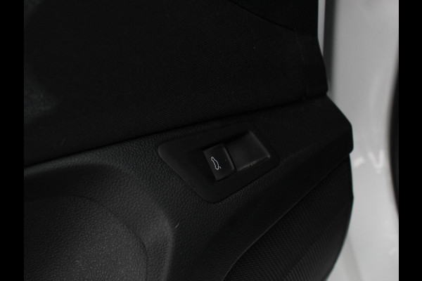 Volkswagen T-Roc 1.5 TSI Sport R-Design Automaat Navigatie Stoelverwarming Afneembare trekhaak Sfeerverlichting LED Lichtmetalen velgen Adaptieve cruise control Apple Carplay/ Andriod Auto Digitale cockpit