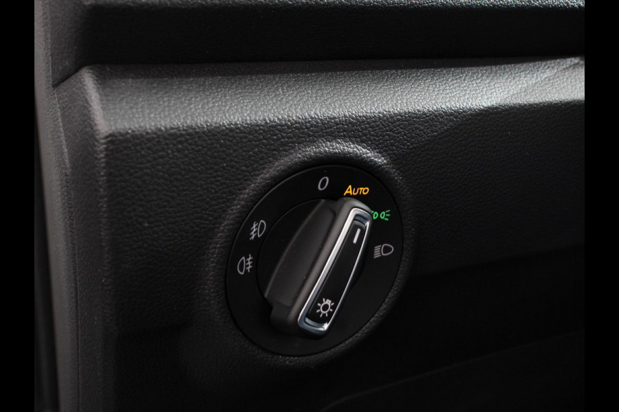 Volkswagen T-Roc 1.5 TSI Sport R-Design Automaat Navigatie Stoelverwarming Afneembare trekhaak Sfeerverlichting LED Lichtmetalen velgen Adaptieve cruise control Apple Carplay/ Andriod Auto Digitale cockpit