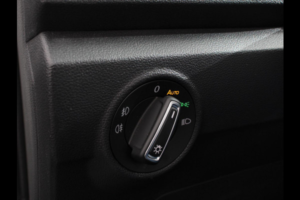 Volkswagen T-Roc 1.5 TSI Sport R-Design Automaat Navigatie Stoelverwarming Afneembare trekhaak Sfeerverlichting LED Lichtmetalen velgen Adaptieve cruise control Apple Carplay/ Andriod Auto Digitale cockpit