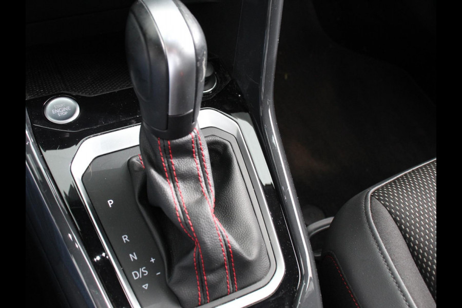 Volkswagen T-Roc 1.5 TSI Sport R-Design Automaat Navigatie Stoelverwarming Afneembare trekhaak Sfeerverlichting LED Lichtmetalen velgen Adaptieve cruise control Apple Carplay/ Andriod Auto Digitale cockpit