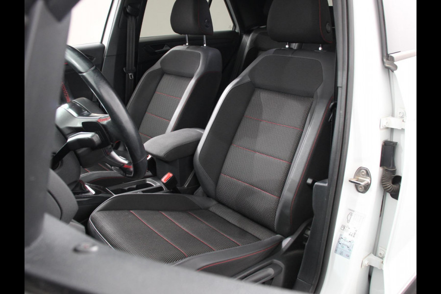Volkswagen T-Roc 1.5 TSI Sport R-Design Automaat Navigatie Stoelverwarming Afneembare trekhaak Sfeerverlichting LED Lichtmetalen velgen Adaptieve cruise control Apple Carplay/ Andriod Auto Digitale cockpit