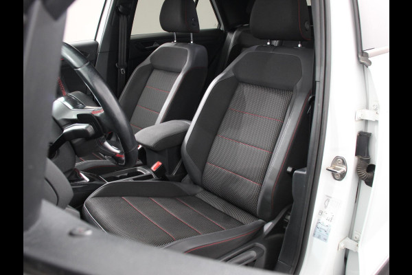 Volkswagen T-Roc 1.5 TSI Sport R-Design Automaat Navigatie Stoelverwarming Afneembare trekhaak Sfeerverlichting LED Lichtmetalen velgen Adaptieve cruise control Apple Carplay/ Andriod Auto Digitale cockpit
