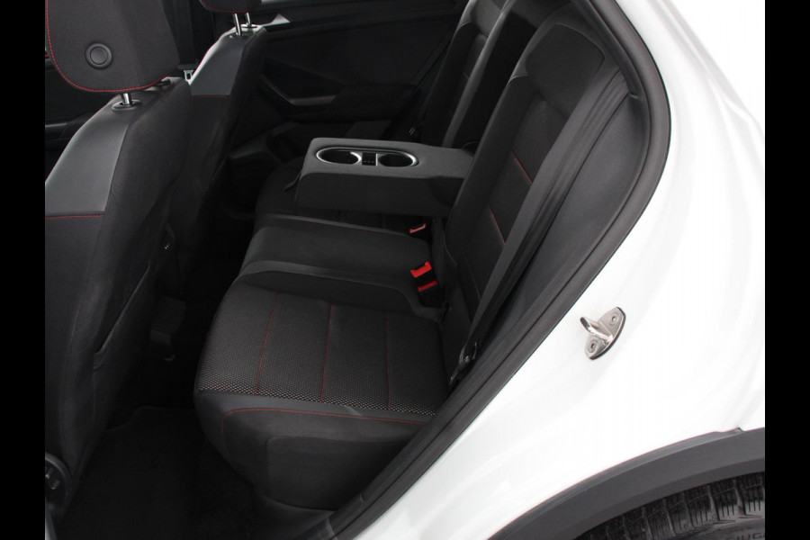 Volkswagen T-Roc 1.5 TSI Sport R-Design Automaat Navigatie Stoelverwarming Afneembare trekhaak Sfeerverlichting LED Lichtmetalen velgen Adaptieve cruise control Apple Carplay/ Andriod Auto Digitale cockpit