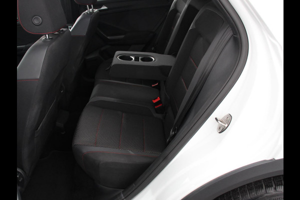 Volkswagen T-Roc 1.5 TSI Sport R-Design Automaat Navigatie Stoelverwarming Afneembare trekhaak Sfeerverlichting LED Lichtmetalen velgen Adaptieve cruise control Apple Carplay/ Andriod Auto Digitale cockpit