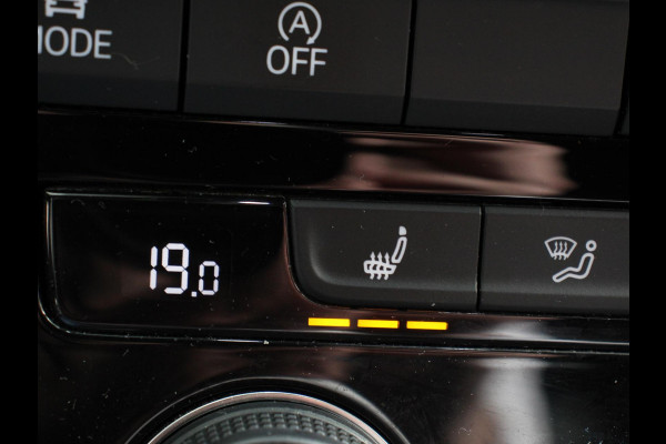 Volkswagen T-Roc 1.5 TSI Sport R-Design Automaat Navigatie Stoelverwarming Afneembare trekhaak Sfeerverlichting LED Lichtmetalen velgen Adaptieve cruise control Apple Carplay/ Andriod Auto Digitale cockpit