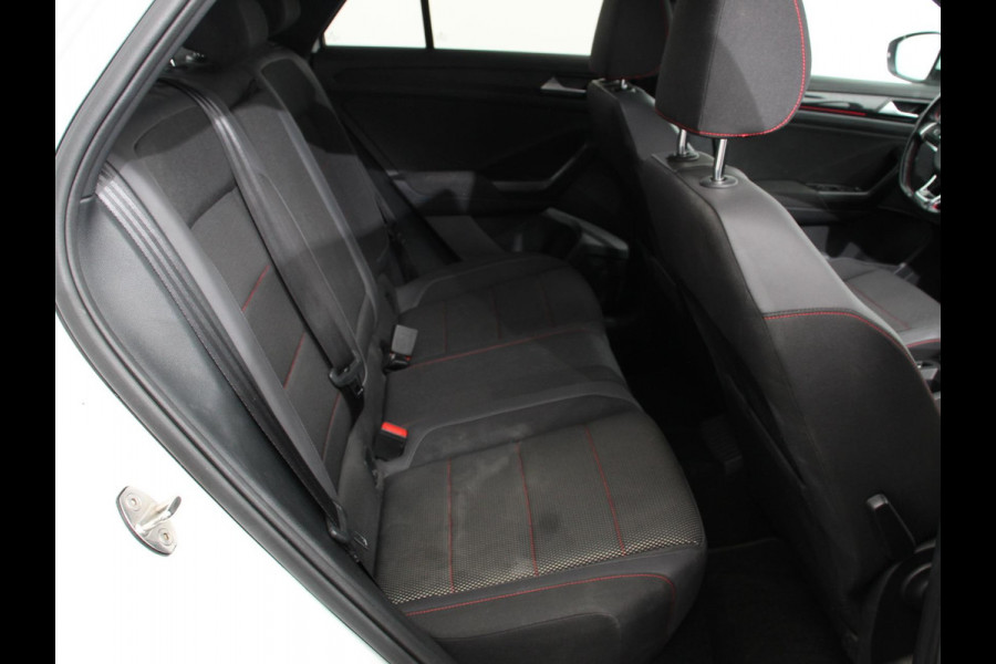 Volkswagen T-Roc 1.5 TSI Sport R-Design Automaat Navigatie Stoelverwarming Afneembare trekhaak Sfeerverlichting LED Lichtmetalen velgen Adaptieve cruise control Apple Carplay/ Andriod Auto Digitale cockpit