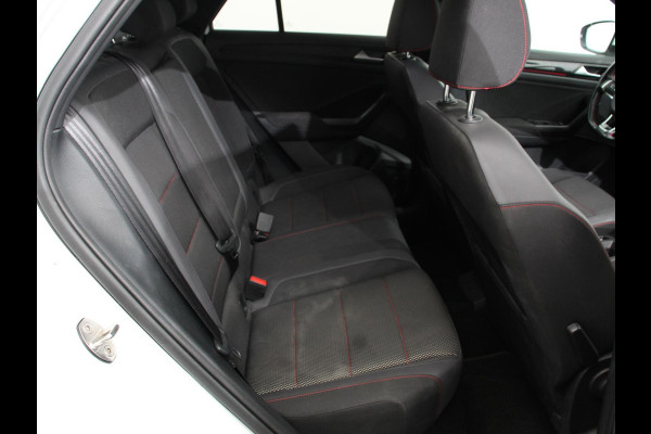 Volkswagen T-Roc 1.5 TSI Sport R-Design Automaat Navigatie Stoelverwarming Afneembare trekhaak Sfeerverlichting LED Lichtmetalen velgen Adaptieve cruise control Apple Carplay/ Andriod Auto Digitale cockpit