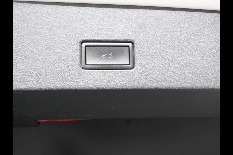 Volkswagen T-Roc 1.5 TSI Sport R-Design Automaat Navigatie Stoelverwarming Afneembare trekhaak Sfeerverlichting LED Lichtmetalen velgen Adaptieve cruise control Apple Carplay/ Andriod Auto Digitale cockpit