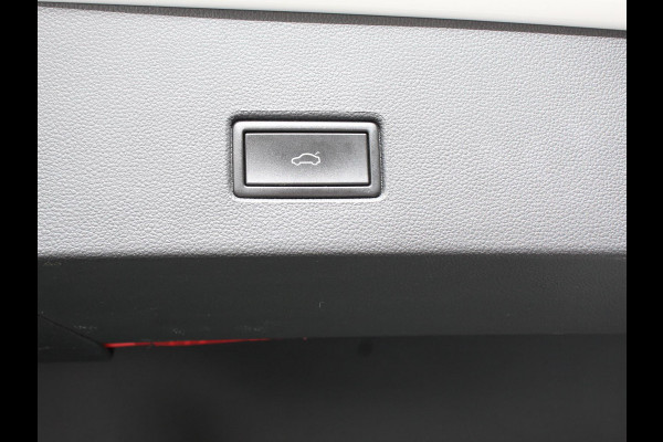 Volkswagen T-Roc 1.5 TSI Sport R-Design Automaat Navigatie Stoelverwarming Afneembare trekhaak Sfeerverlichting LED Lichtmetalen velgen Adaptieve cruise control Apple Carplay/ Andriod Auto Digitale cockpit