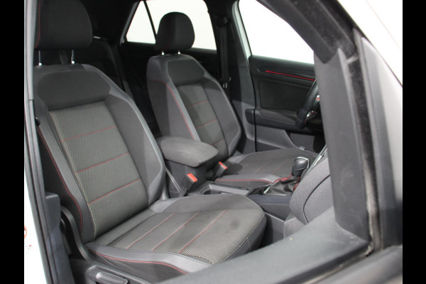 Volkswagen T-Roc 1.5 TSI Sport R-Design Automaat Navigatie Stoelverwarming Afneembare trekhaak Sfeerverlichting LED Lichtmetalen velgen Adaptieve cruise control Apple Carplay/ Andriod Auto Digitale cockpit