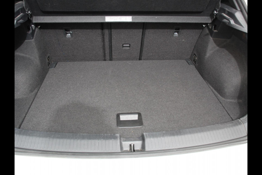 Volkswagen T-Roc 1.5 TSI Sport R-Design Automaat Navigatie Stoelverwarming Afneembare trekhaak Sfeerverlichting LED Lichtmetalen velgen Adaptieve cruise control Apple Carplay/ Andriod Auto Digitale cockpit