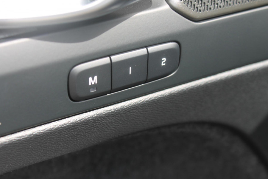 Volvo XC40 B3 177PK Automaat Plus Dark Panoramisch schuif-kanteldak / Adaptieve Cruise Control / Google infotainment / Parkeersensoren voor en achter met camera achter / Lederen bekleding / Blis
