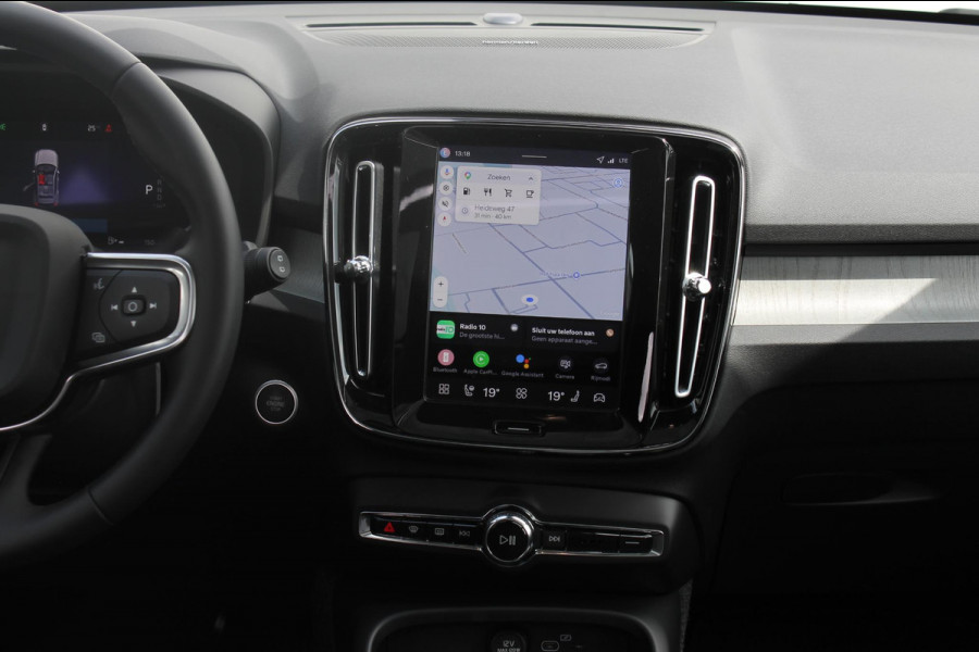 Volvo XC40 B3 177PK Automaat Plus Dark Panoramisch schuif-kanteldak / Adaptieve Cruise Control / Google infotainment / Parkeersensoren voor en achter met camera achter / Lederen bekleding / Blis