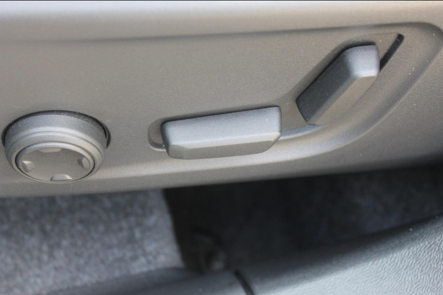 Volvo XC40 B3 177PK Automaat Plus Dark Panoramisch schuif-kanteldak / Adaptieve Cruise Control / Google infotainment / Parkeersensoren voor en achter met camera achter / Lederen bekleding / Blis