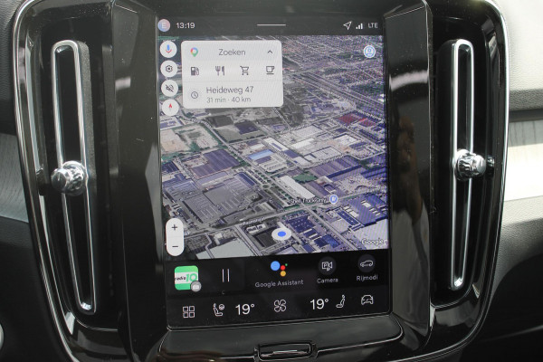 Volvo XC40 B3 177PK Automaat Plus Dark Panoramisch schuif-kanteldak / Adaptieve Cruise Control / Google infotainment / Parkeersensoren voor en achter met camera achter / Lederen bekleding / Blis