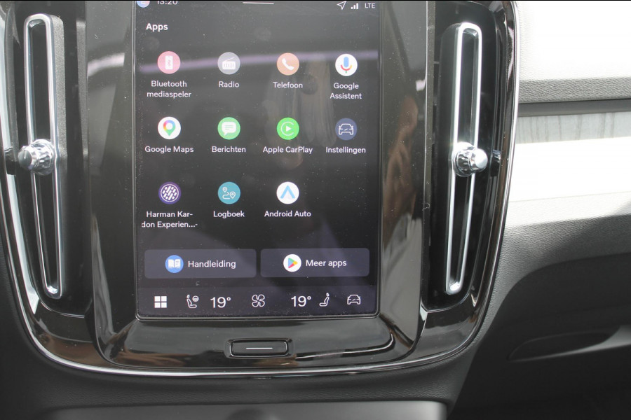 Volvo XC40 B3 177PK Automaat Plus Dark Panoramisch schuif-kanteldak / Adaptieve Cruise Control / Google infotainment / Parkeersensoren voor en achter met camera achter / Lederen bekleding / Blis