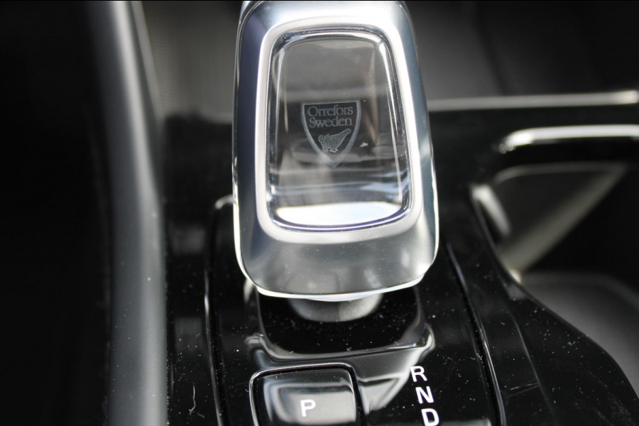 Volvo XC40 B3 177PK Automaat Plus Dark Panoramisch schuif-kanteldak / Adaptieve Cruise Control / Google infotainment / Parkeersensoren voor en achter met camera achter / Lederen bekleding / Blis