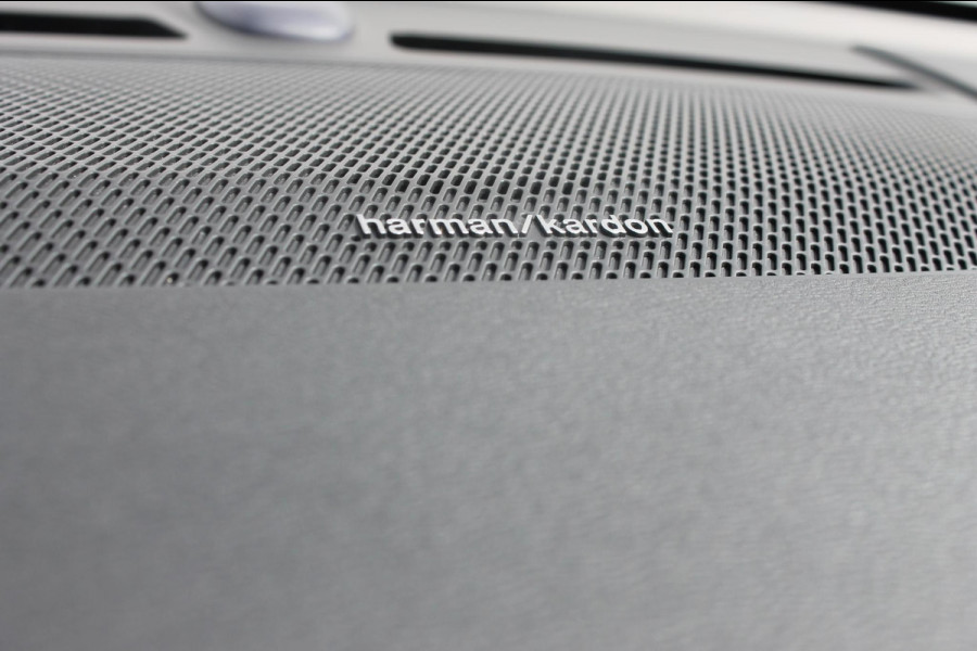 Volvo XC40 B3 177PK Automaat Plus Dark Panoramisch schuif-kanteldak / Adaptieve Cruise Control / Google infotainment / Parkeersensoren voor en achter met camera achter / Lederen bekleding / Blis