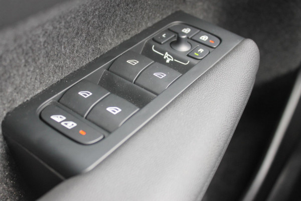 Volvo XC40 B3 177PK Automaat Plus Dark Panoramisch schuif-kanteldak / Adaptieve Cruise Control / Google infotainment / Parkeersensoren voor en achter met camera achter / Lederen bekleding / Blis