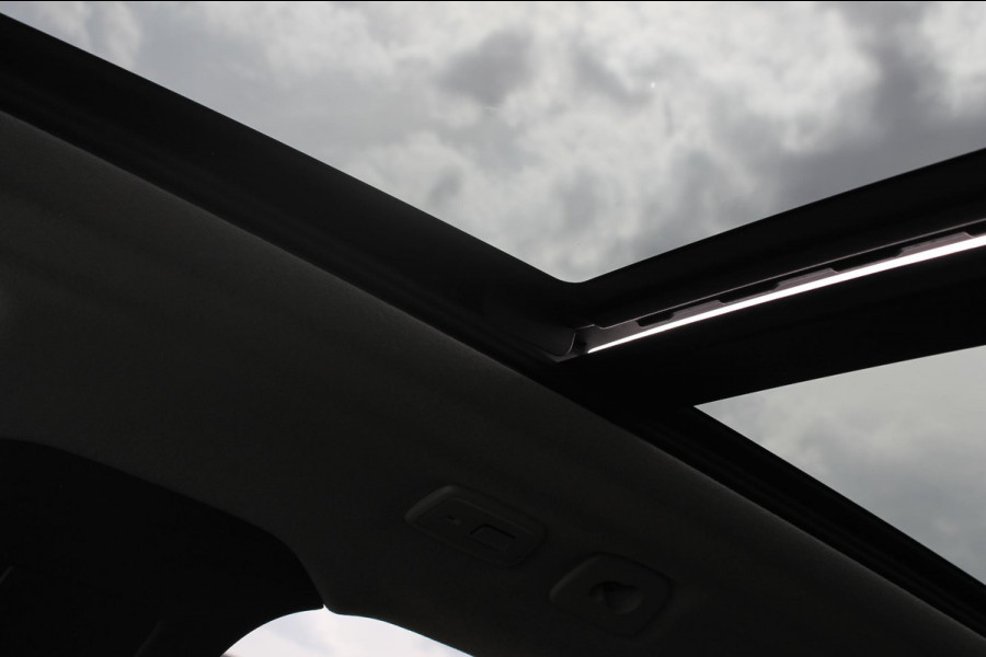 Volvo XC40 B3 177PK Automaat Plus Dark Panoramisch schuif-kanteldak / Adaptieve Cruise Control / Google infotainment / Parkeersensoren voor en achter met camera achter / Lederen bekleding / Blis