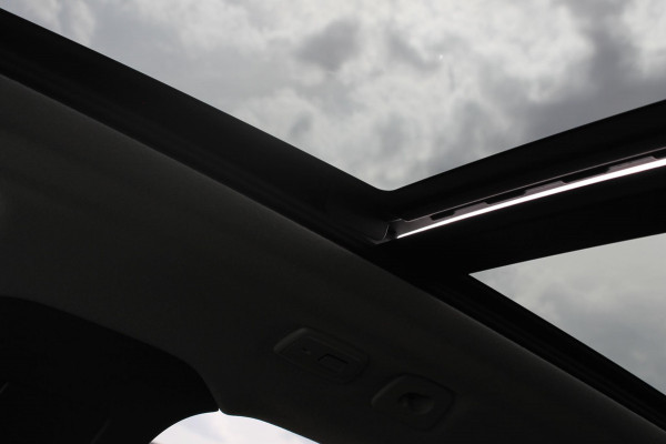 Volvo XC40 B3 177PK Automaat Plus Dark Panoramisch schuif-kanteldak / Adaptieve Cruise Control / Google infotainment / Parkeersensoren voor en achter met camera achter / Lederen bekleding / Blis