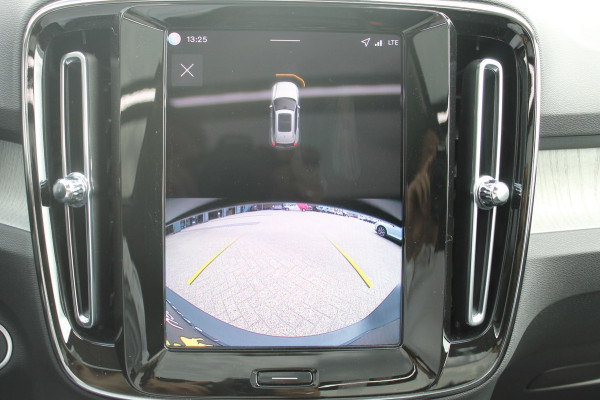 Volvo XC40 B3 177PK Automaat Plus Dark Panoramisch schuif-kanteldak / Adaptieve Cruise Control / Google infotainment / Parkeersensoren voor en achter met camera achter / Lederen bekleding / Blis