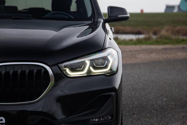 BMW X1 xDrive25e Executive X CAMERA / CARPLAY / HEAD UP DISPLAY / LEDER / LED / CRUISE CONTROLE / STOELVERWARMING