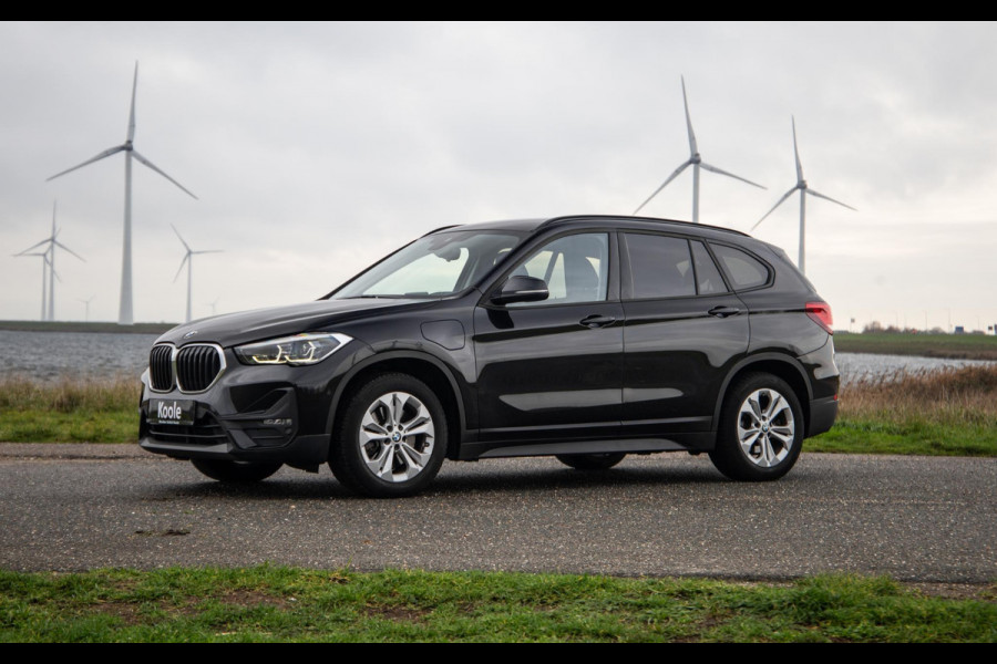 BMW X1 xDrive25e Executive X CAMERA / CARPLAY / HEAD UP DISPLAY / LEDER / LED / CRUISE CONTROLE / STOELVERWARMING
