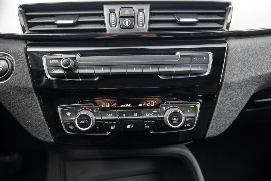 BMW X1 xDrive25e Executive X CAMERA / CARPLAY / HEAD UP DISPLAY / LEDER / LED / CRUISE CONTROLE / STOELVERWARMING